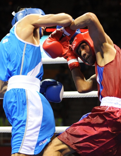 墨西哥拳击手险胜对手，挺进半决赛