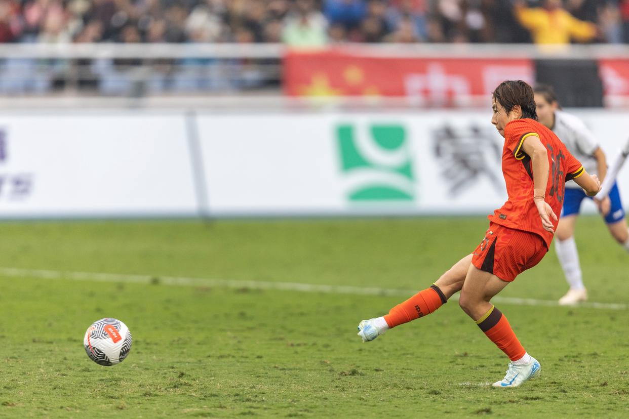 包含国际女足在友谊赛中独领风骚的词条