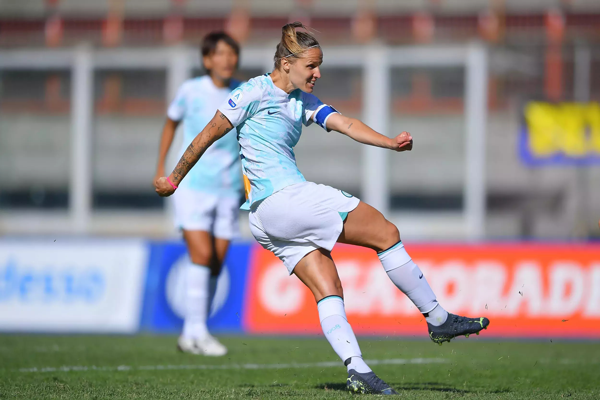 国际女足在比赛中展现出众风采 国际女足在比赛中展现出众风采