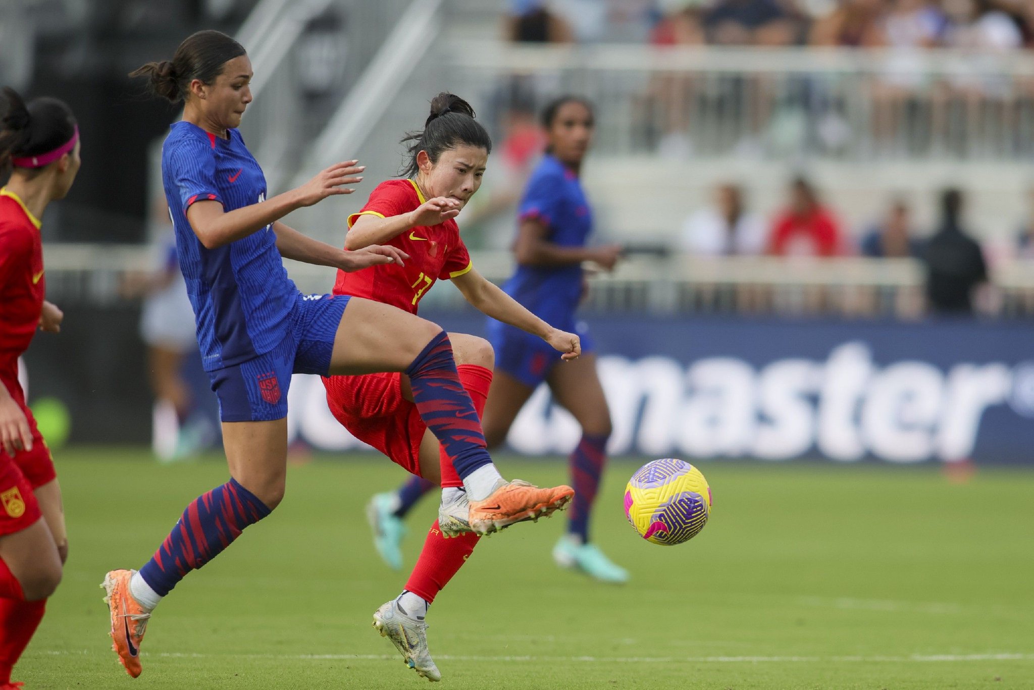 国际女足在比赛中展现出众风采 国际女足在比赛中展现出众风采