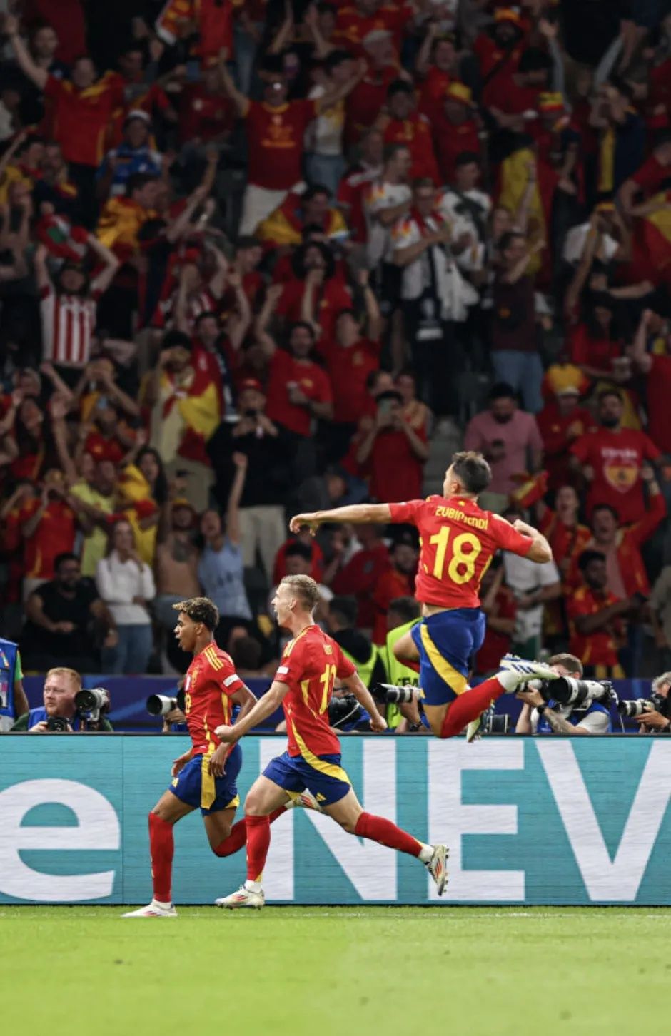 斯洛伐克队在欧洲杯资格赛中坚持到底取胜