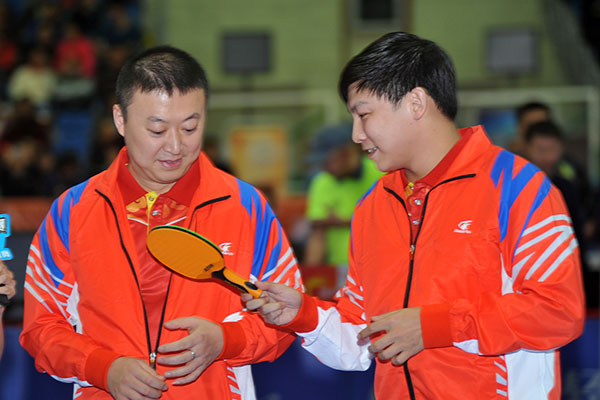 包含乒乓球选手技压群雄勇夺金杯的词条