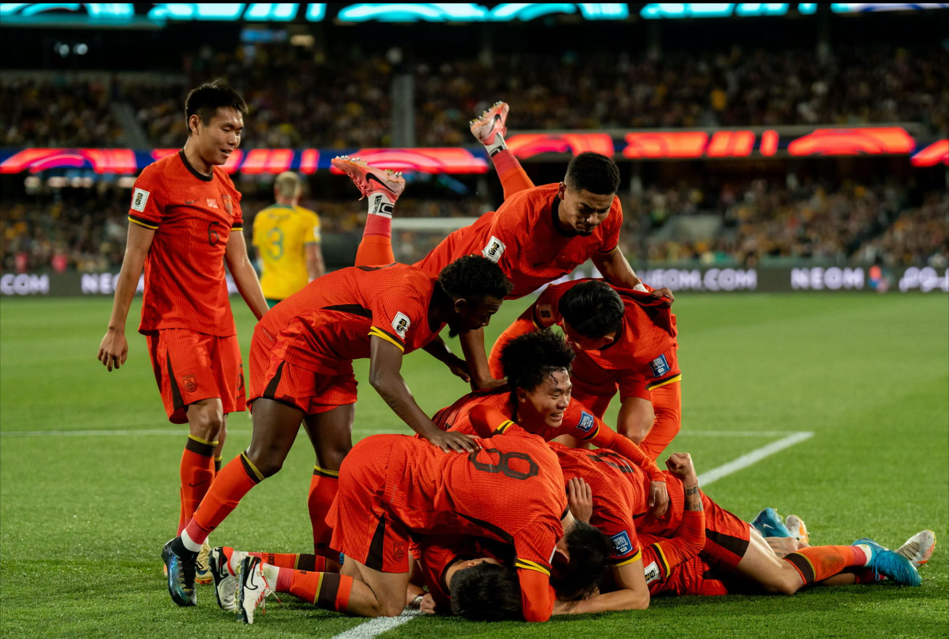 关于本土足球联赛战事激烈，球队斗志昂扬的信息