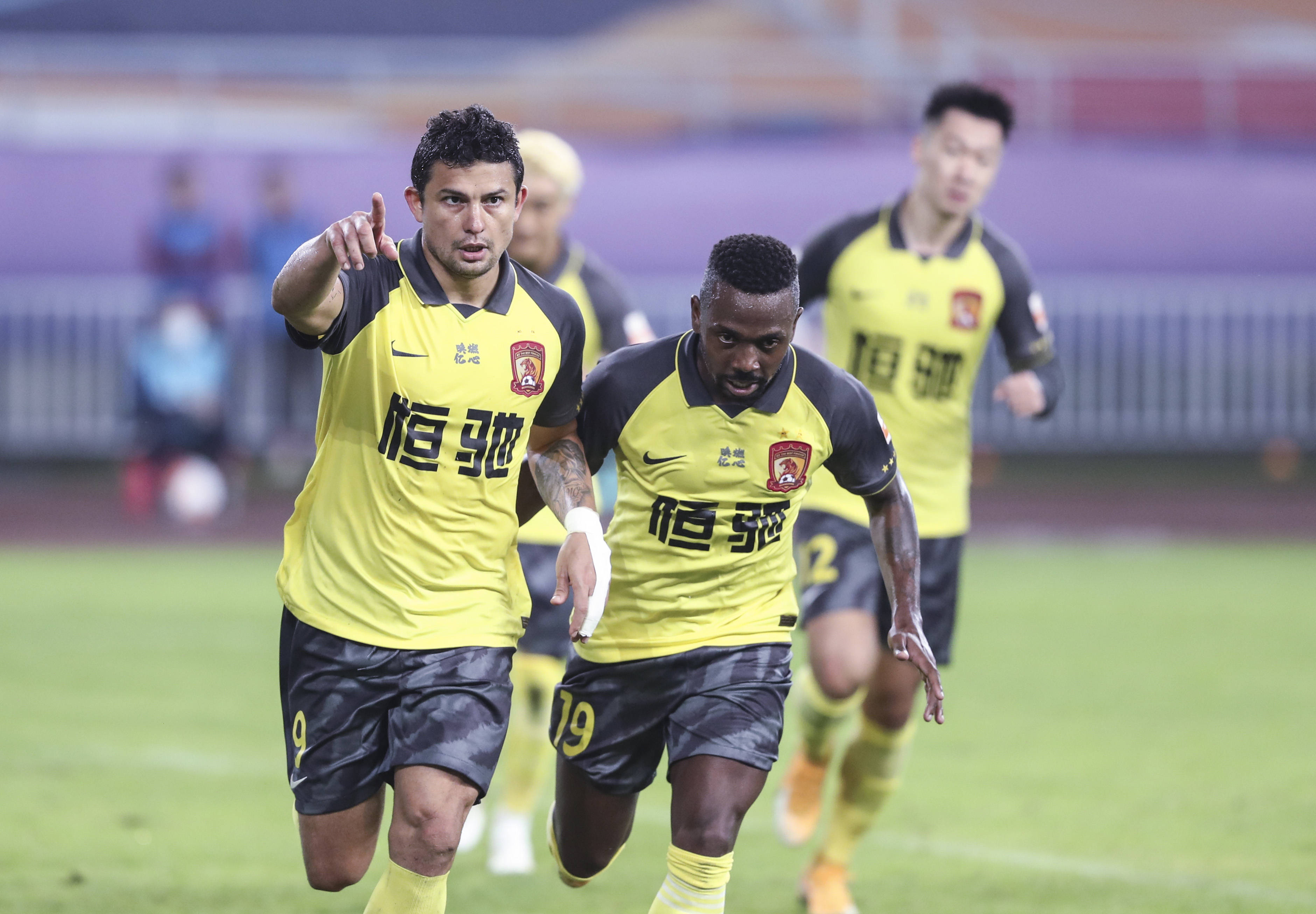 河北华夏幸福客场挑战广州恒大淘宝，两支豪门的对决备受瞩目的简单介绍