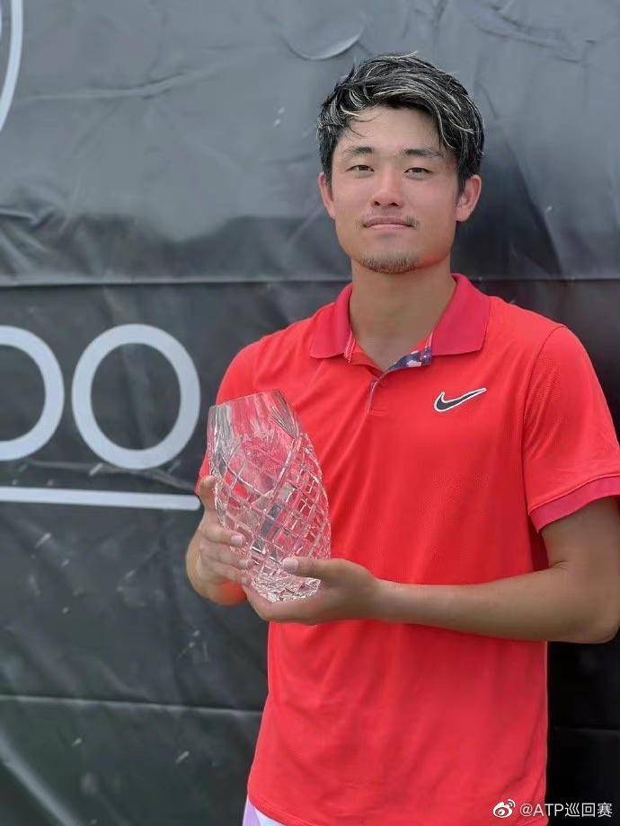 巴西排球队斩获冠军，夺取桂冠